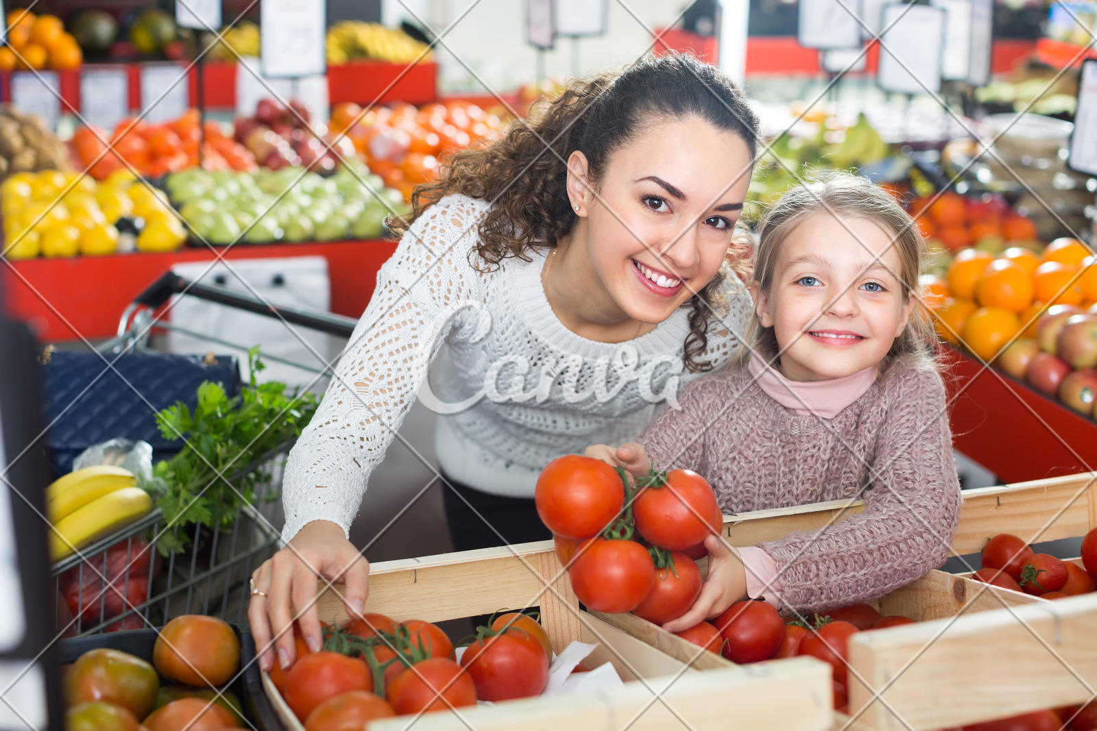 选择女性红色水果蔬菜西红柿室内商店清新顾客