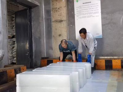 高温来袭,南环桥市场日均消耗冰块2400条
