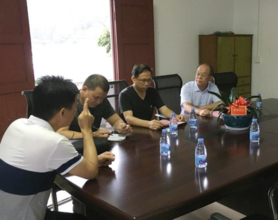 邓秀忠到中村乡调研